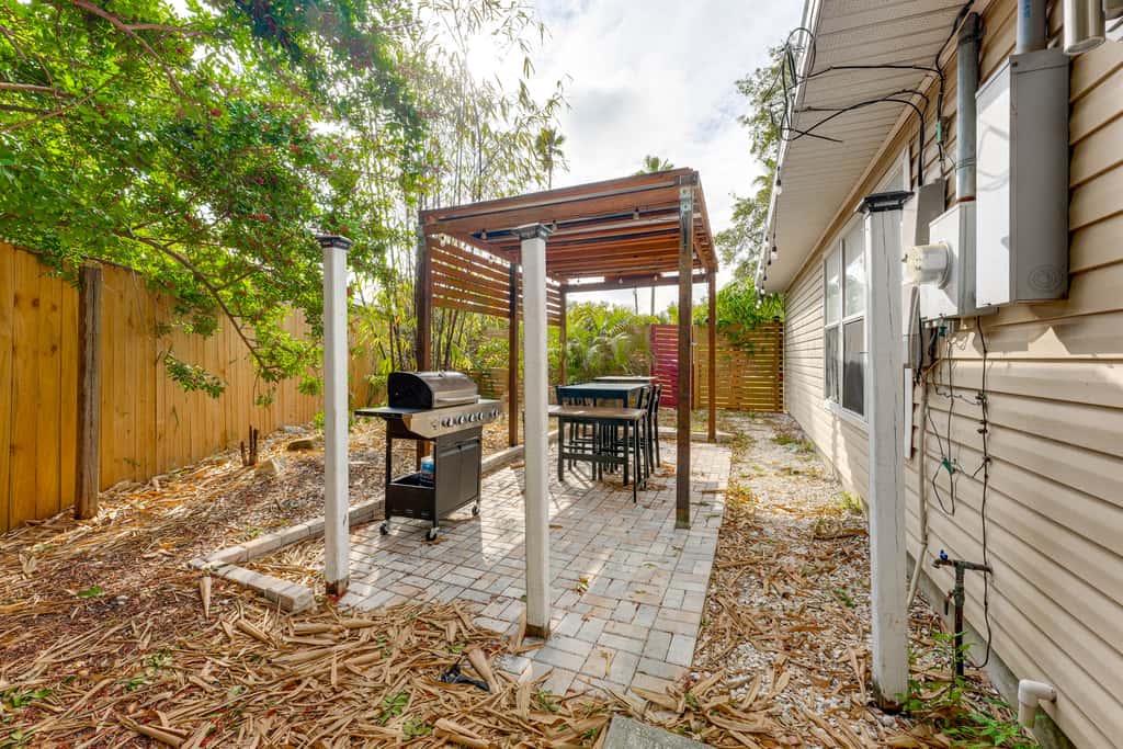 4 Mi to Clearwater Beach: Extended Stay w/ Yard