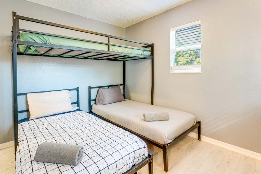 4 Mi to Clearwater Beach: Extended Stay w/ Yard
