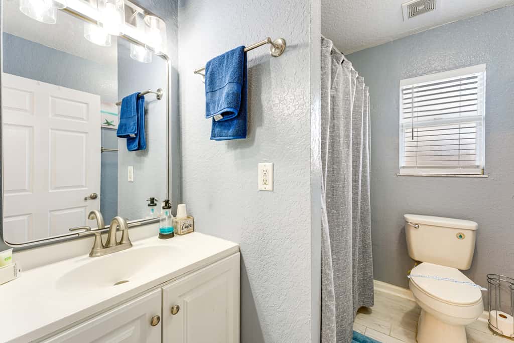 4 Mi to Clearwater Beach: Extended Stay w/ Yard