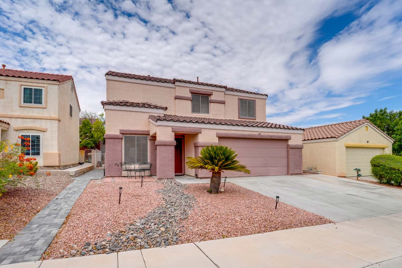 Large Backyard & Fire Pit! Las Vegas Family Home | 4 Bed Las Vegas, NV ...
