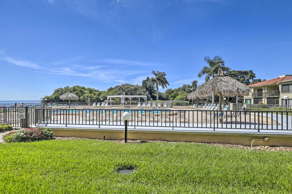 Sweet Snowbird Escape ~ 2 Mi to St Pete Beach