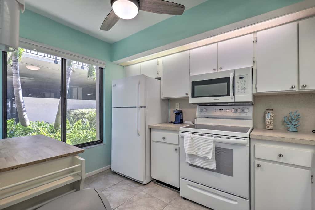 Sweet Snowbird Escape ~ 2 Mi to St Pete Beach