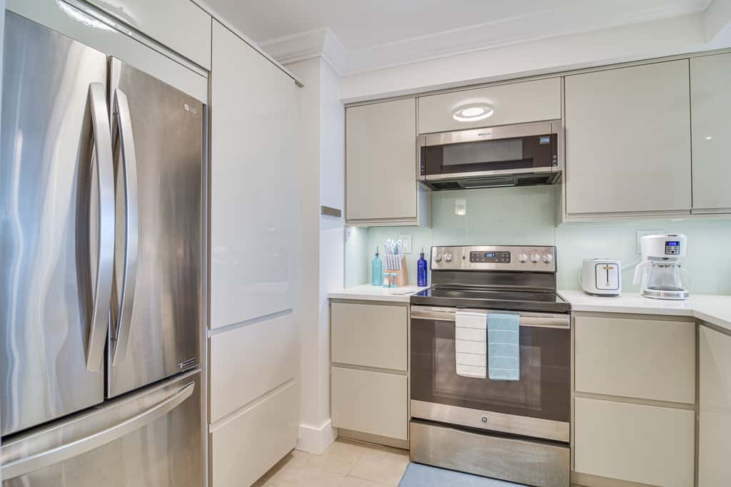 Stylish St Petersburg Condo w/ Balcony + Bay Views