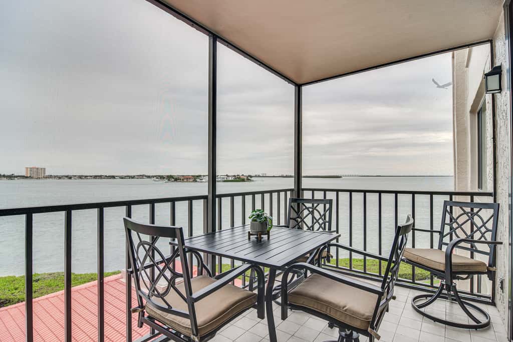 Stylish St Petersburg Condo w/ Balcony + Bay Views