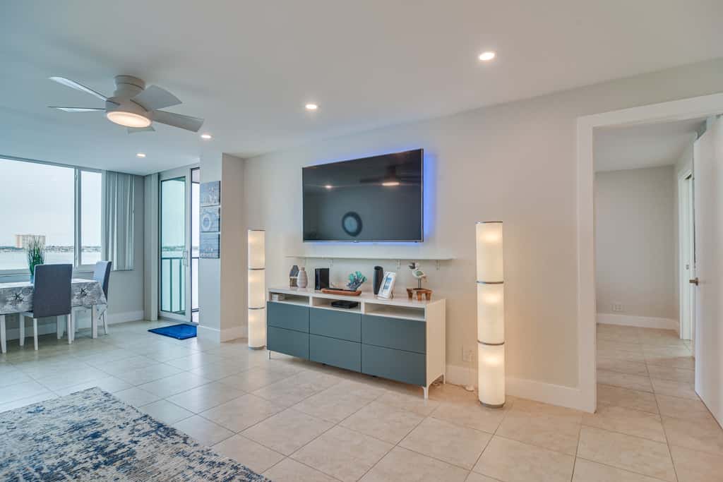 Stylish St Petersburg Condo w/ Balcony + Bay Views
