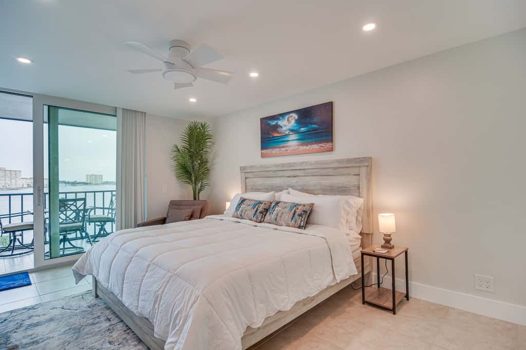 Stylish St Petersburg Condo w/ Balcony + Bay Views