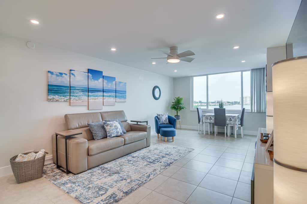 Stylish St Petersburg Condo w/ Balcony + Bay Views