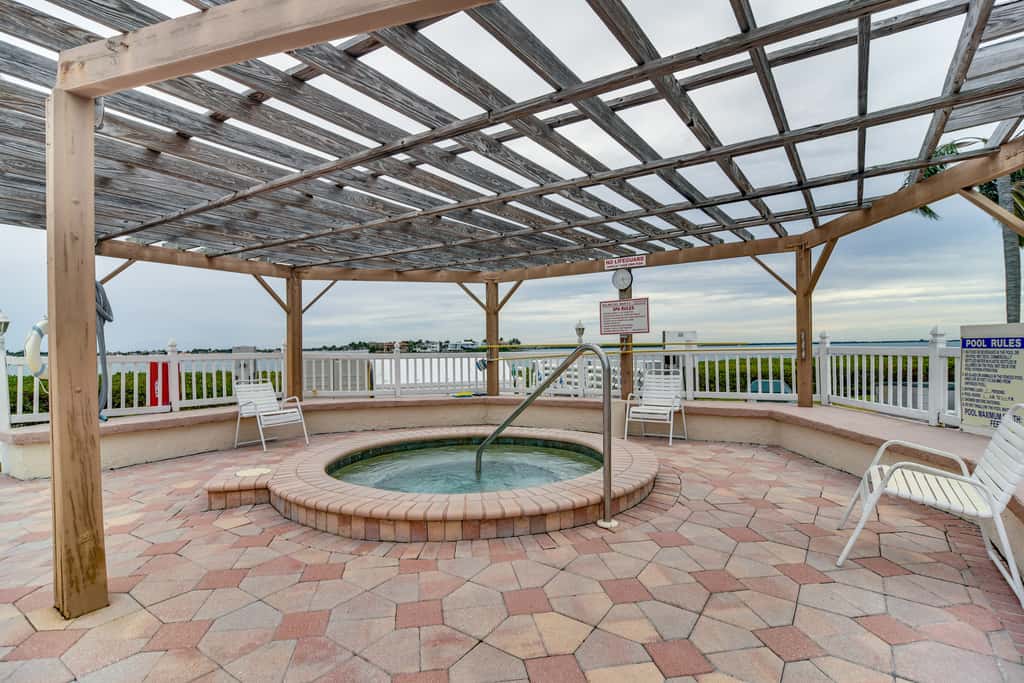 Stylish St Petersburg Condo w/ Balcony + Bay Views