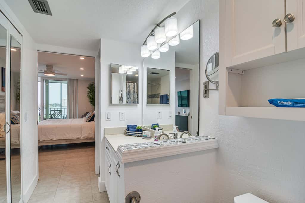 Stylish St Petersburg Condo w/ Balcony + Bay Views