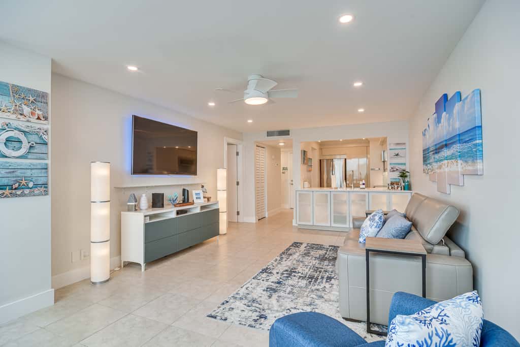Stylish St Petersburg Condo w/ Balcony + Bay Views