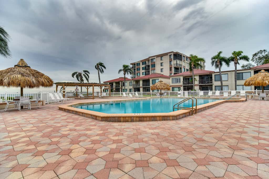 Stylish St Petersburg Condo w/ Balcony + Bay Views