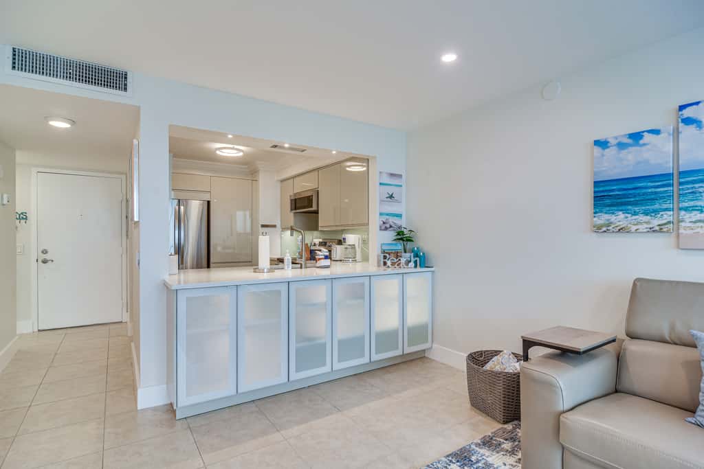 Stylish St Petersburg Condo w/ Balcony + Bay Views