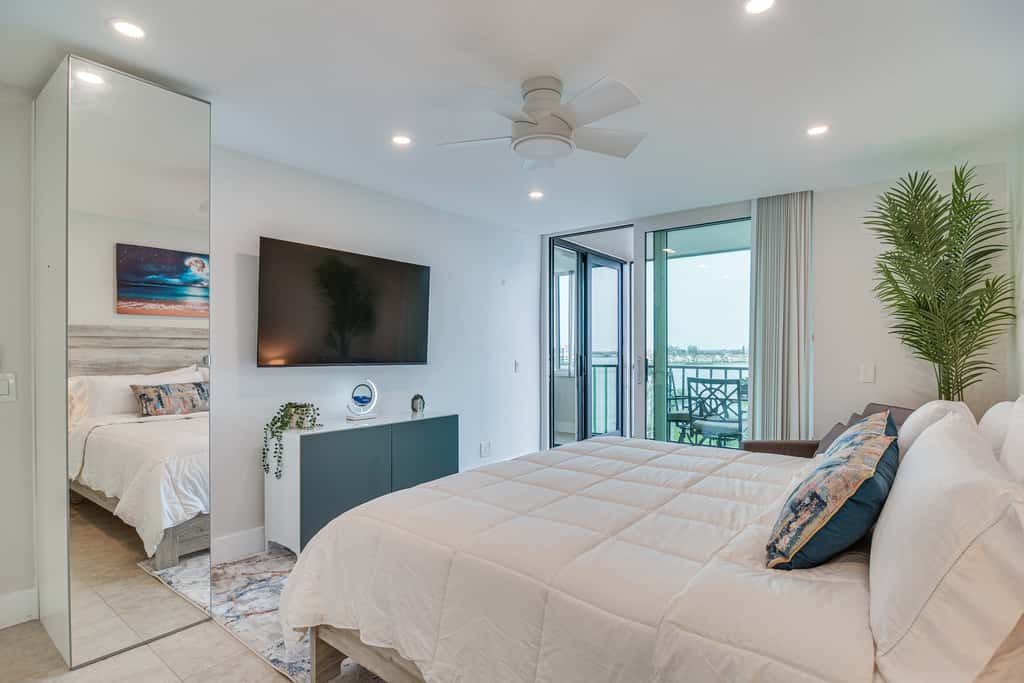Stylish St Petersburg Condo w/ Balcony + Bay Views