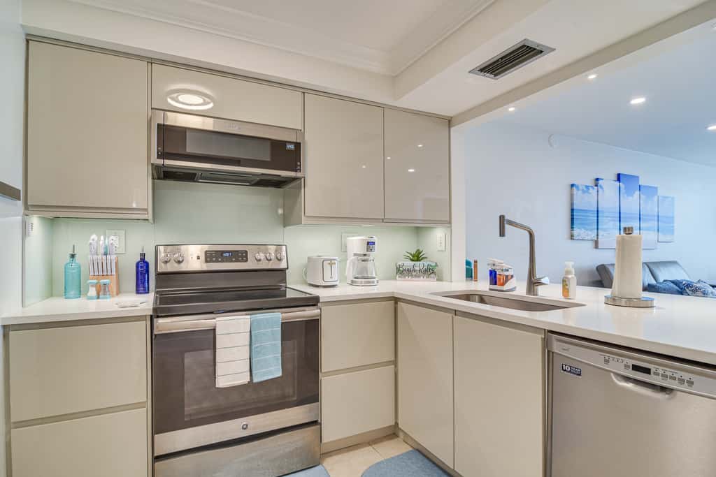 Stylish St Petersburg Condo w/ Balcony + Bay Views