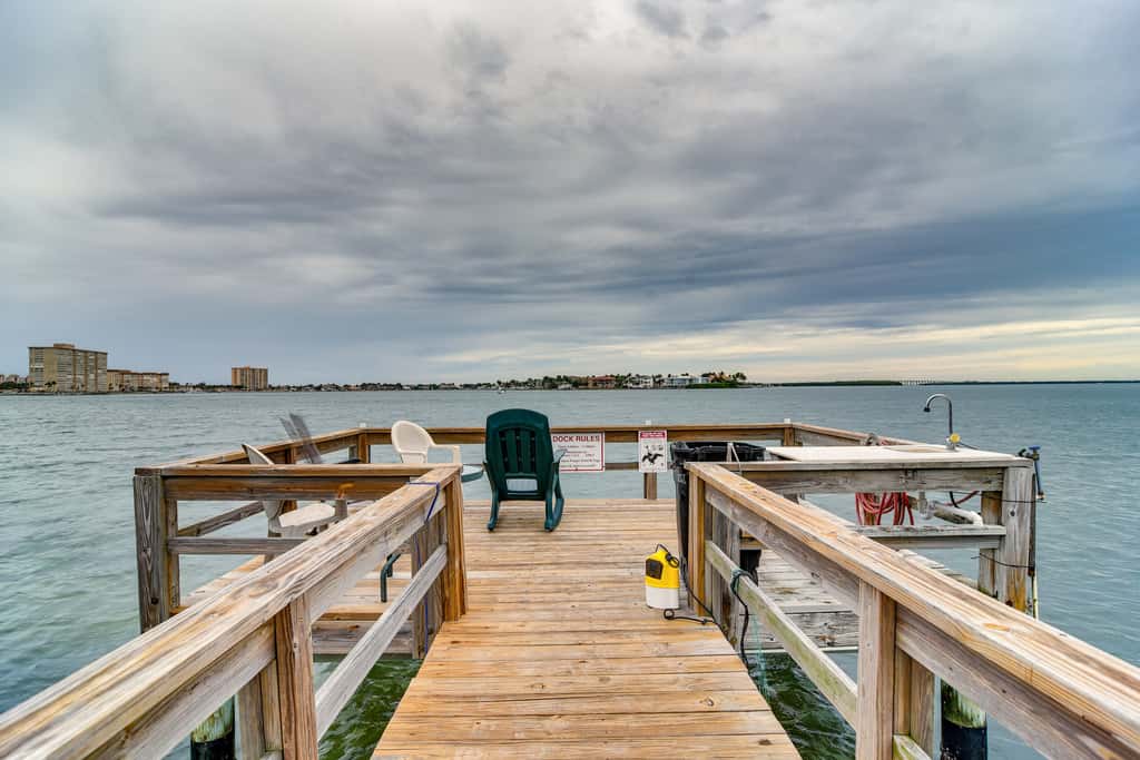 Stylish St Petersburg Condo w/ Balcony + Bay Views