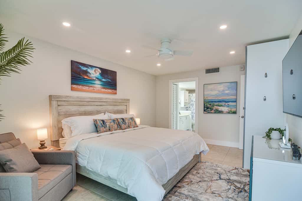 Stylish St Petersburg Condo w/ Balcony + Bay Views