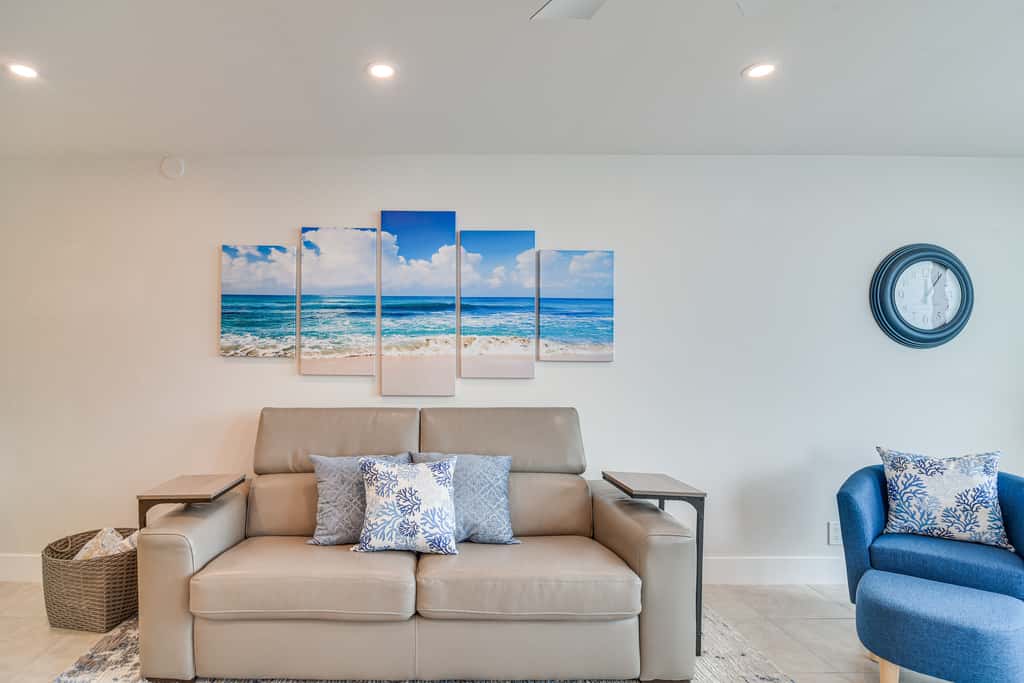 Stylish St Petersburg Condo w/ Balcony + Bay Views