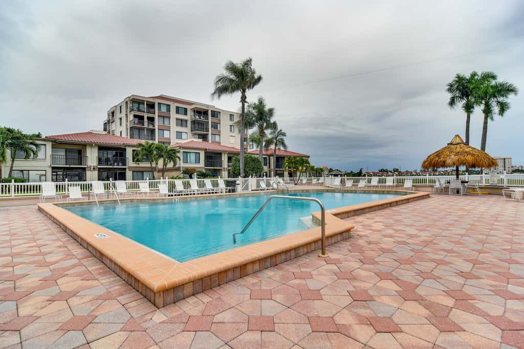 Stylish St Petersburg Condo w/ Balcony + Bay Views