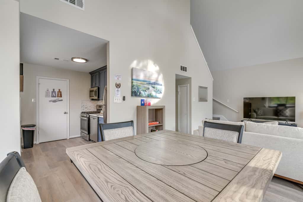 1 Mi to Rice! Pet-Friendly, Modern Apt in Houston