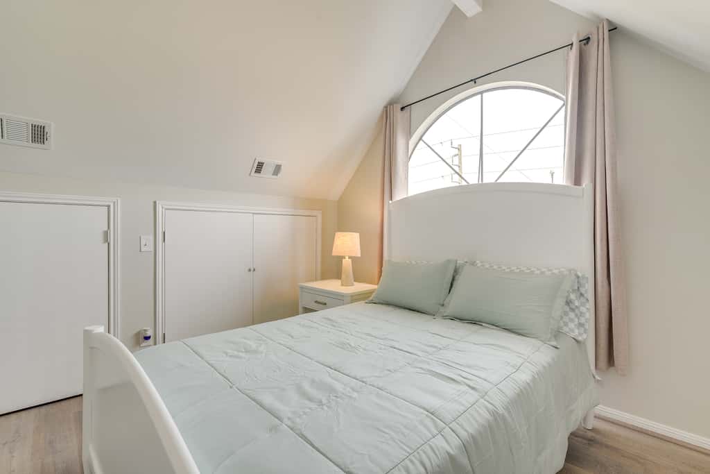 1 Mi to Rice! Pet-Friendly, Modern Apt in Houston
