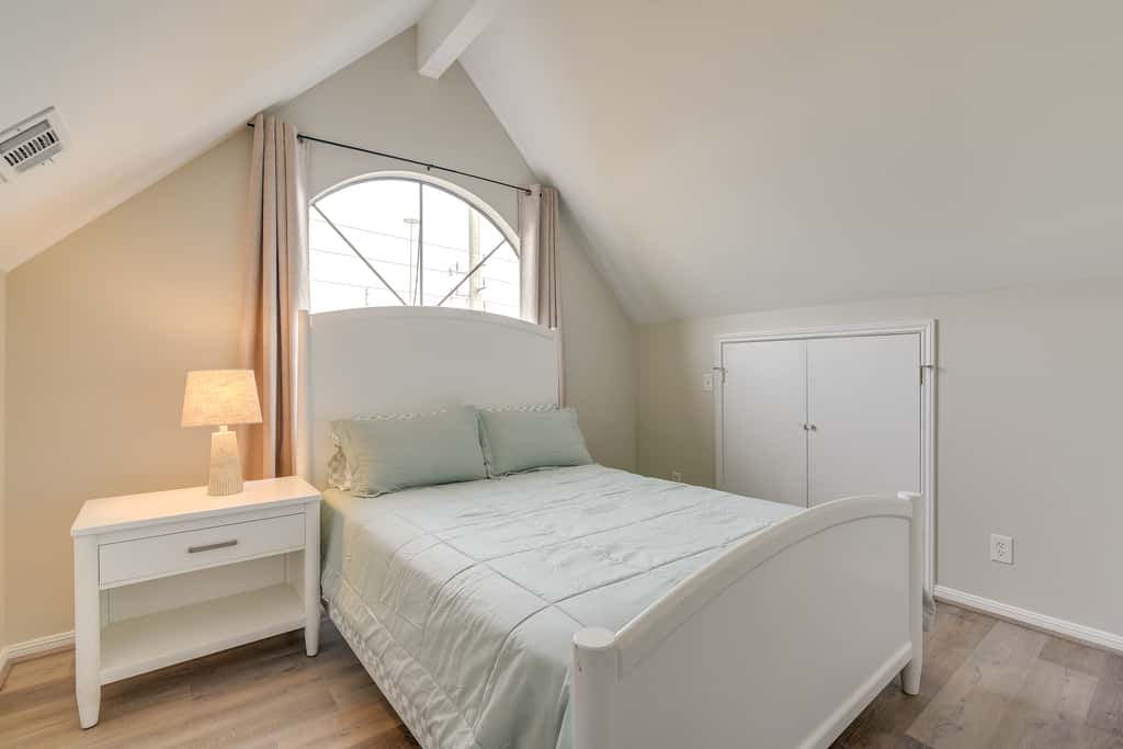 1 Mi to Rice! Pet-Friendly, Modern Apt in Houston