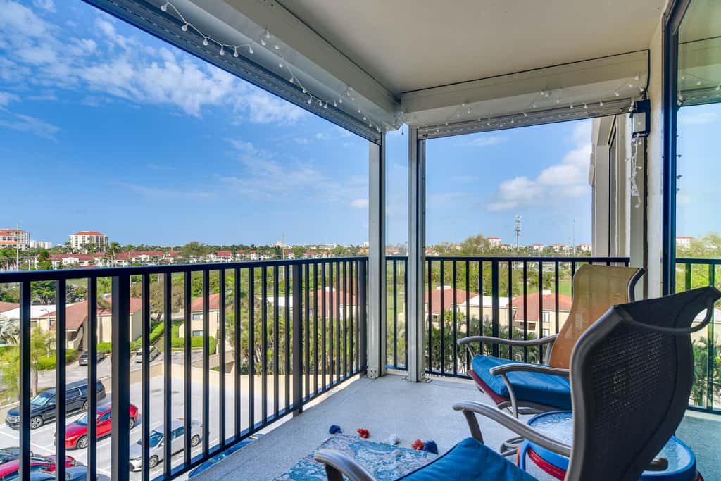 2 Mi to Beach! Bay-View Snowbird Haven in St Pete