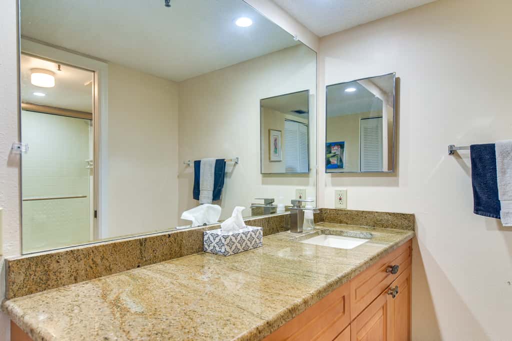 2 Mi to Beach! Bay-View Snowbird Haven in St Pete