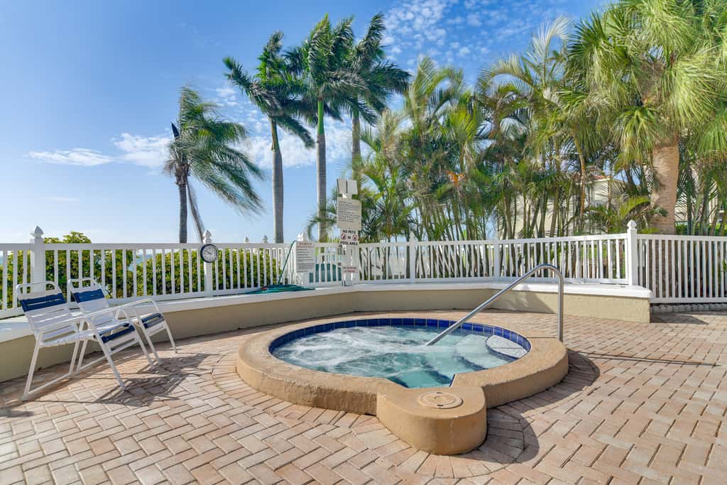 2 Mi to Beach! Bay-View Snowbird Haven in St Pete