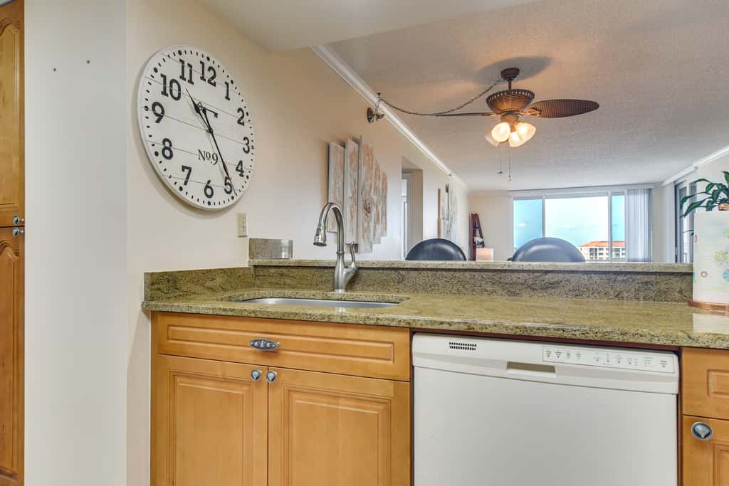 2 Mi to Beach! Bay-View Snowbird Haven in St Pete