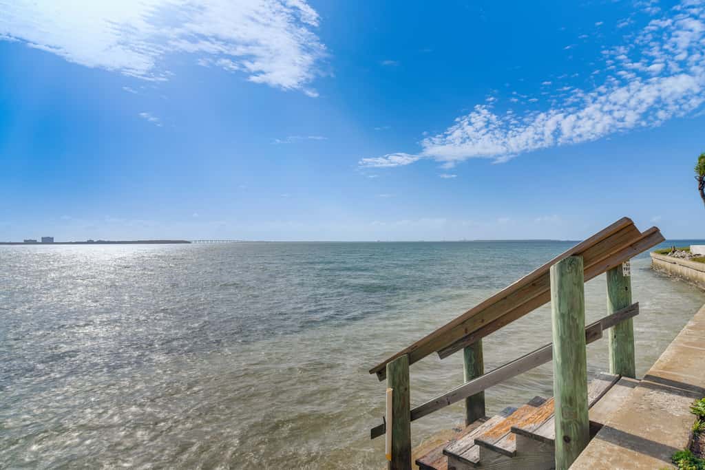 2 Mi to Beach! Bay-View Snowbird Haven in St Pete