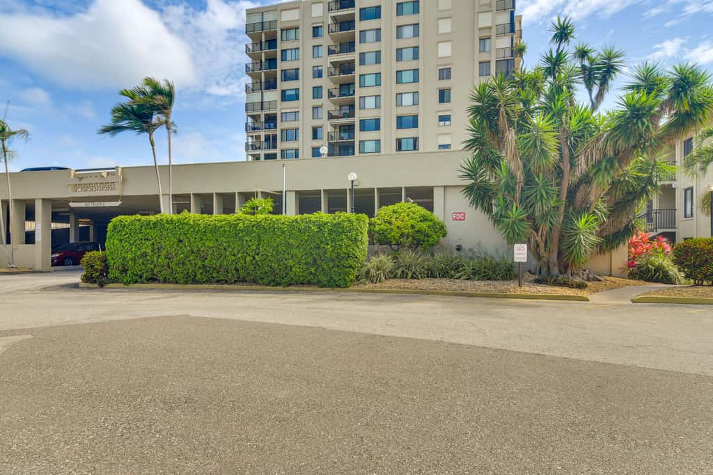 2 Mi to Beach! Bay-View Snowbird Haven in St Pete
