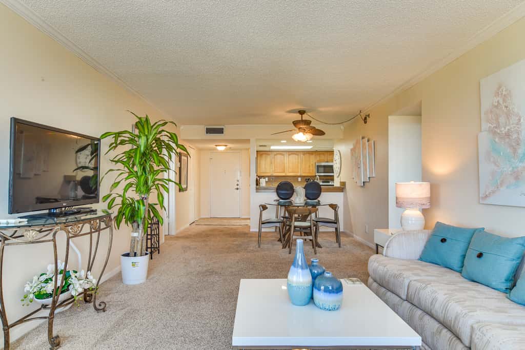2 Mi to Beach! Bay-View Snowbird Haven in St Pete