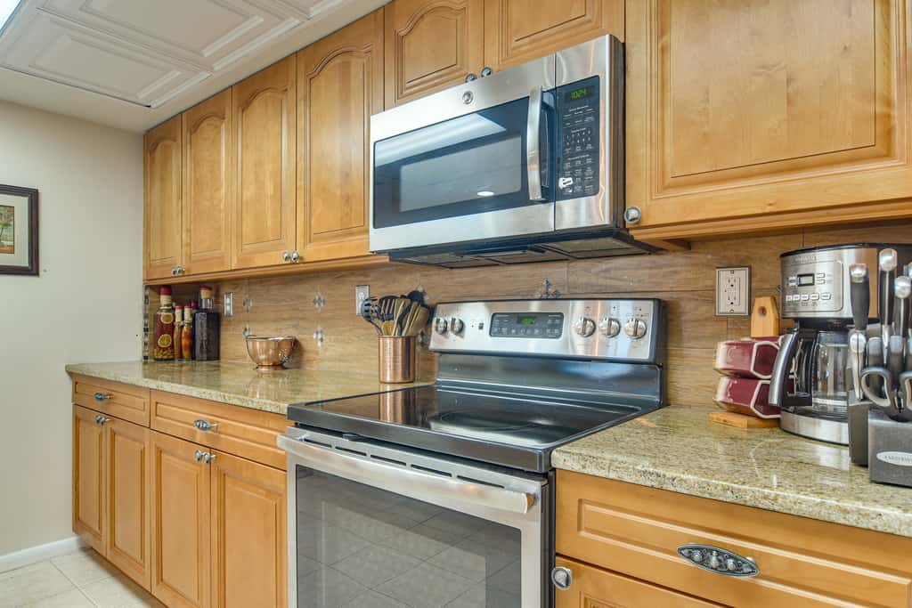 2 Mi to Beach! Bay-View Snowbird Haven in St Pete