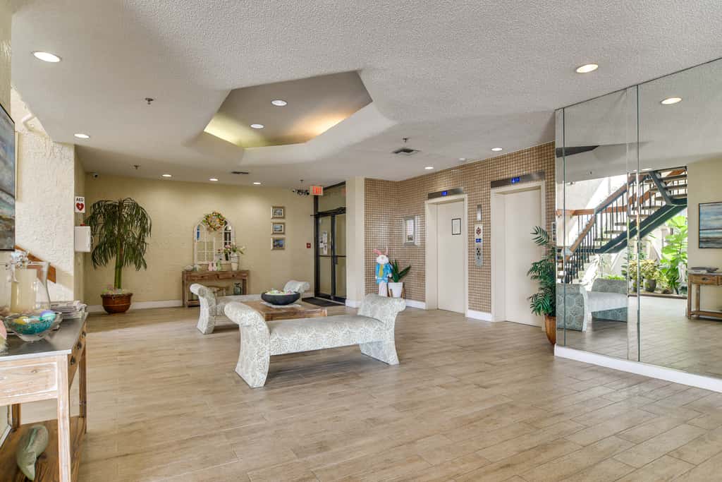 2 Mi to Beach! Bay-View Snowbird Haven in St Pete