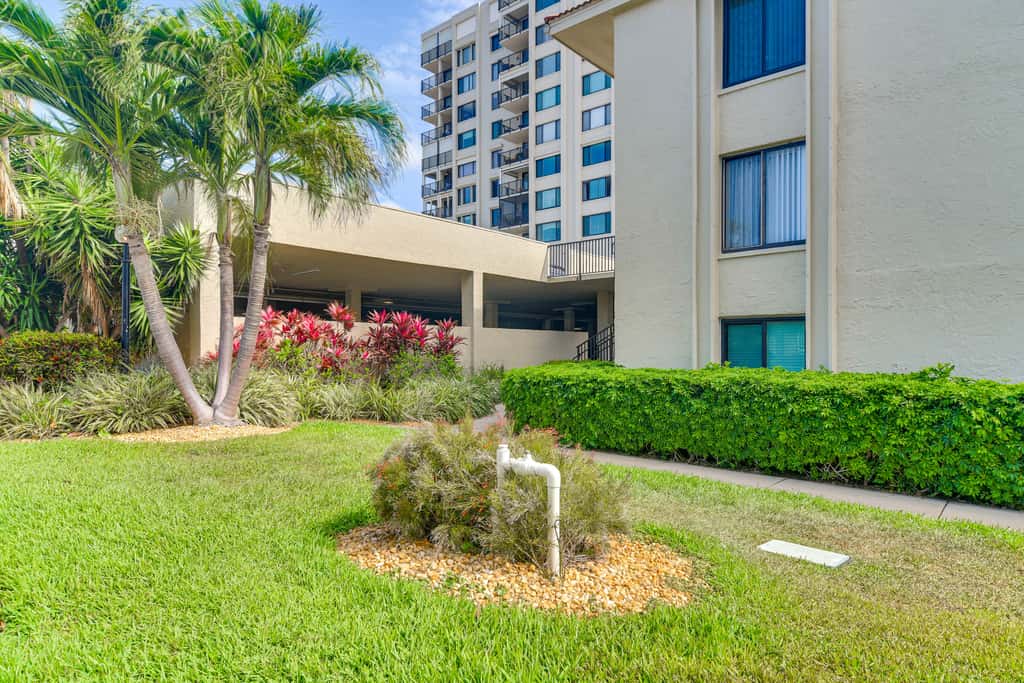 2 Mi to Beach! Bay-View Snowbird Haven in St Pete