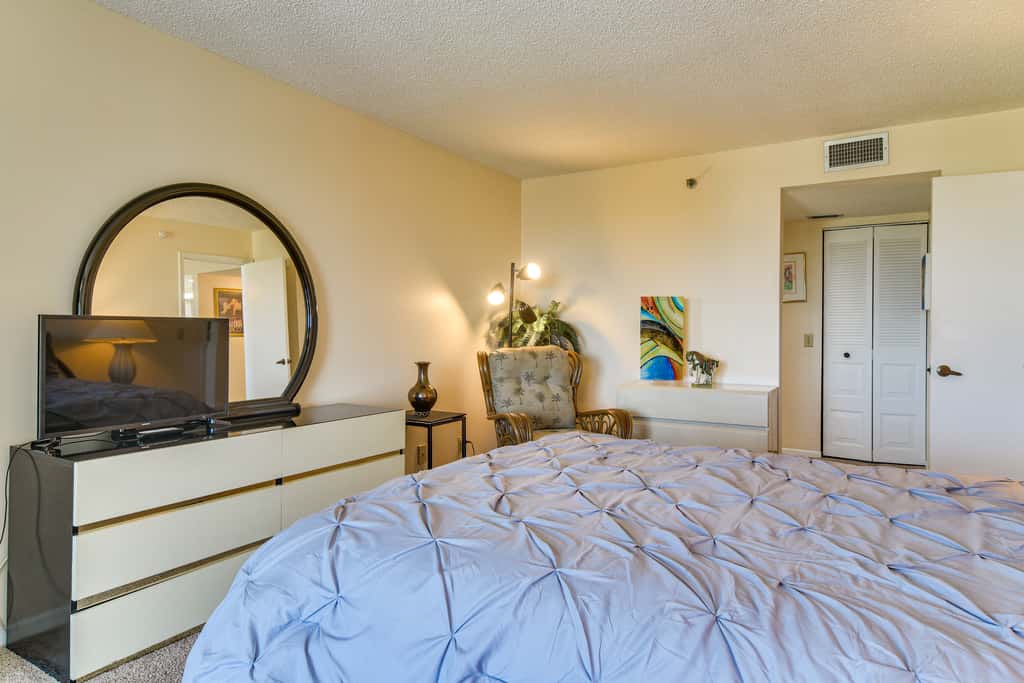 2 Mi to Beach! Bay-View Snowbird Haven in St Pete