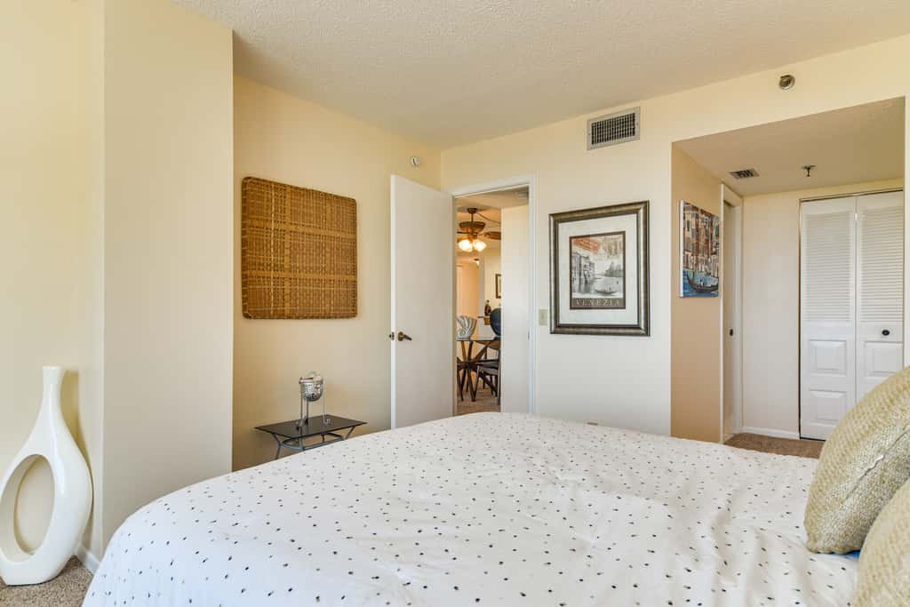2 Mi to Beach! Bay-View Snowbird Haven in St Pete