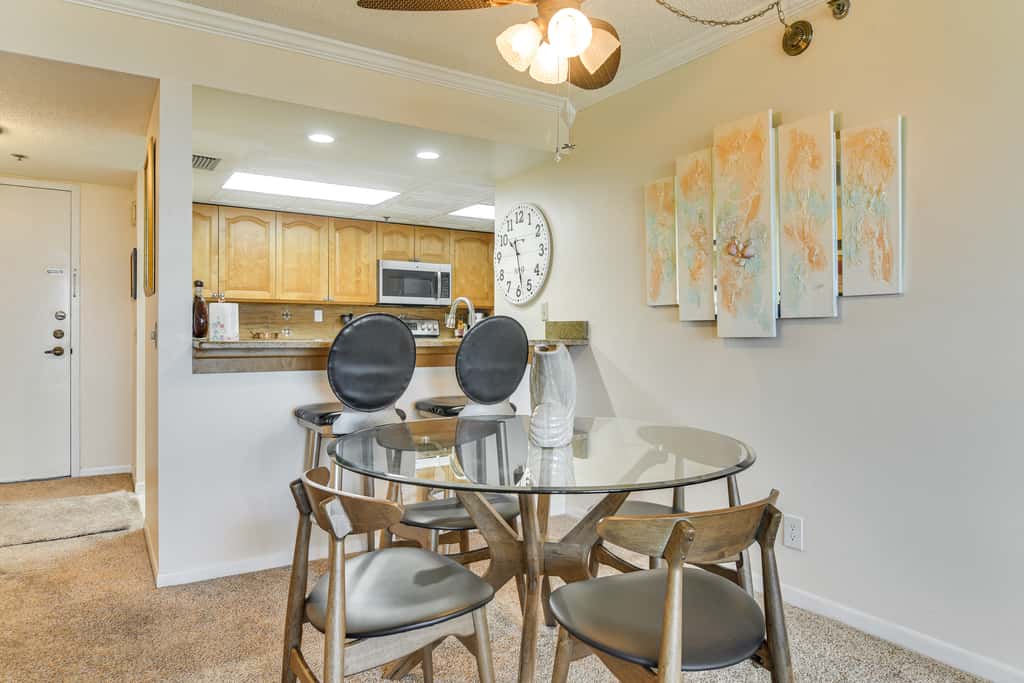 2 Mi to Beach! Bay-View Snowbird Haven in St Pete