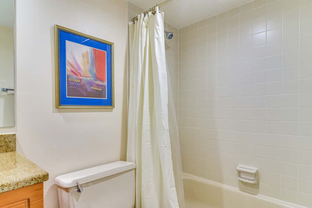 2 Mi to Beach! Bay-View Snowbird Haven in St Pete