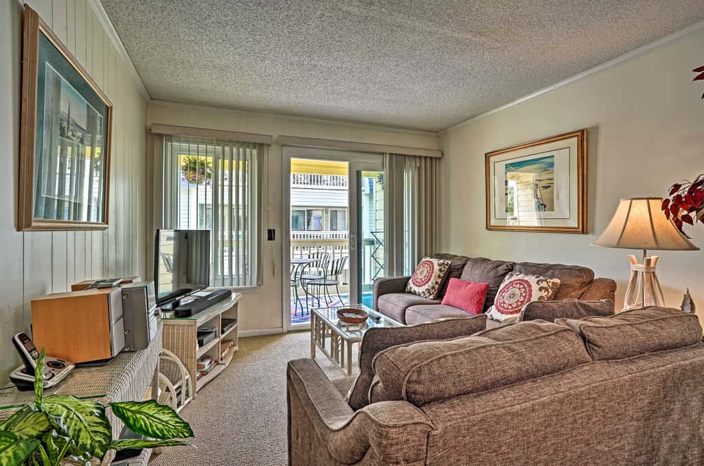 Walk to Beach: Isle of Palms Condo w/ Pool Access!