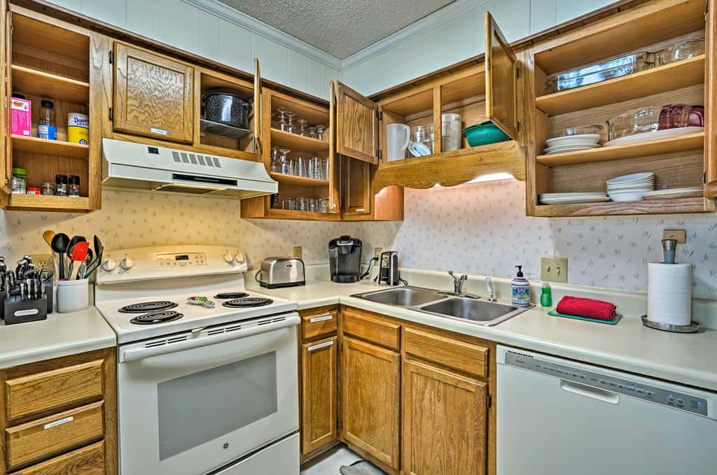 Walk to Beach: Isle of Palms Condo w/ Pool Access!
