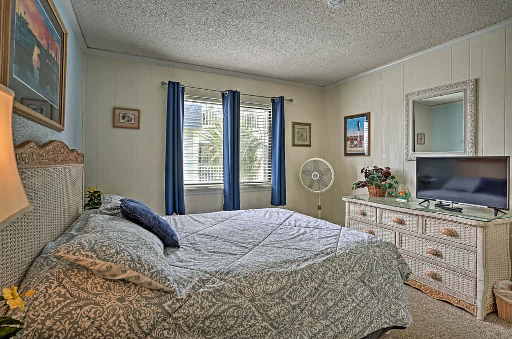 Walk to Beach: Isle of Palms Condo w/ Pool Access!