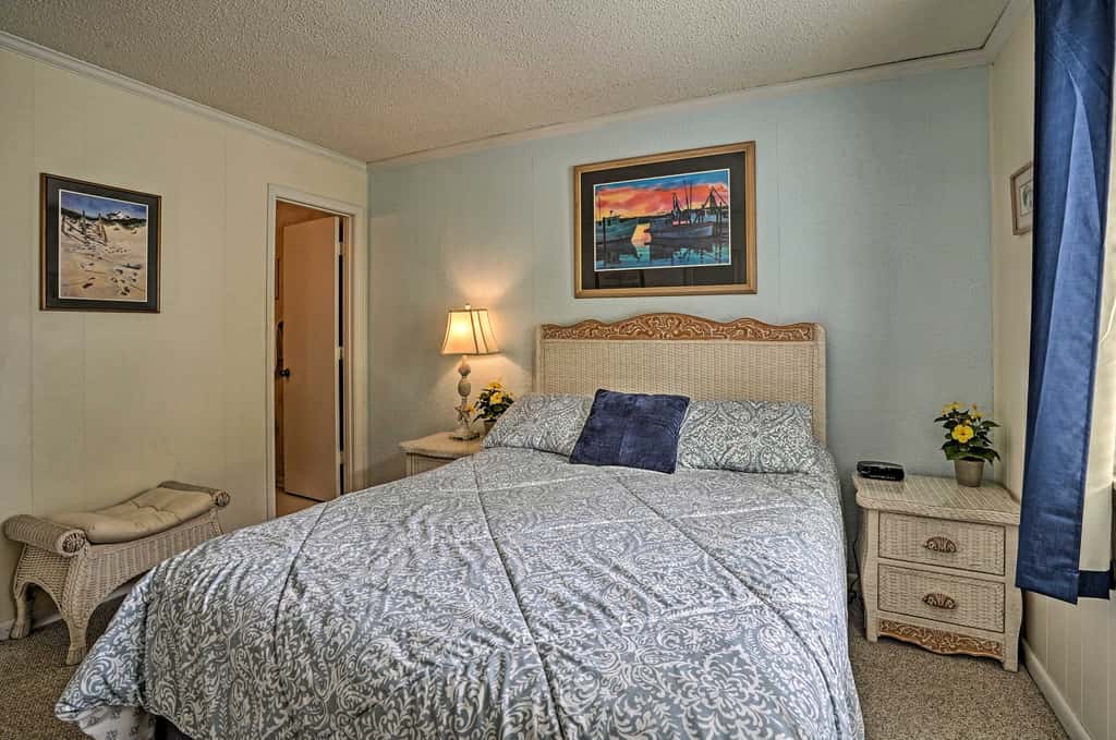 Walk to Beach: Isle of Palms Condo w/ Pool Access!