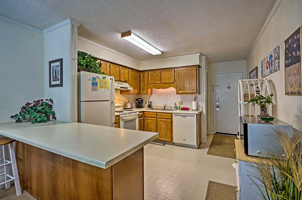 Walk to Beach: Isle of Palms Condo w/ Pool Access!