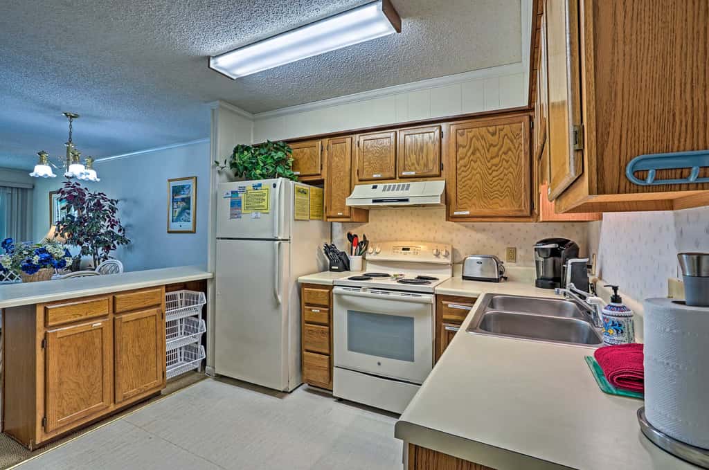 Walk to Beach: Isle of Palms Condo w/ Pool Access!