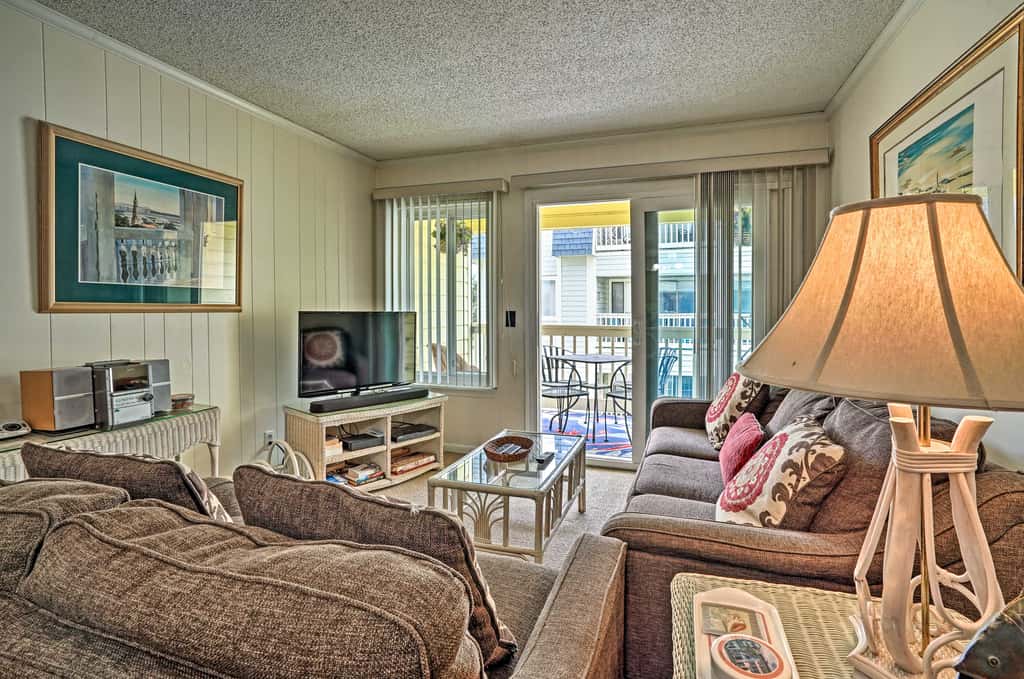 Walk to Beach: Isle of Palms Condo w/ Pool Access!