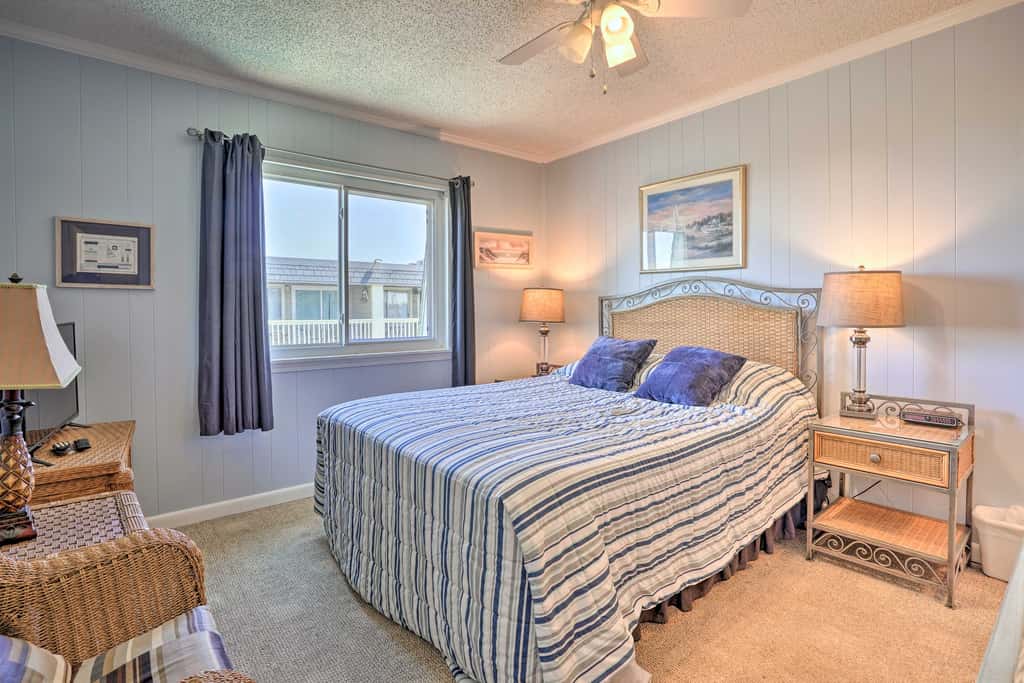 Walk to Beach! Isle of Palms Condo w/ Pool Access