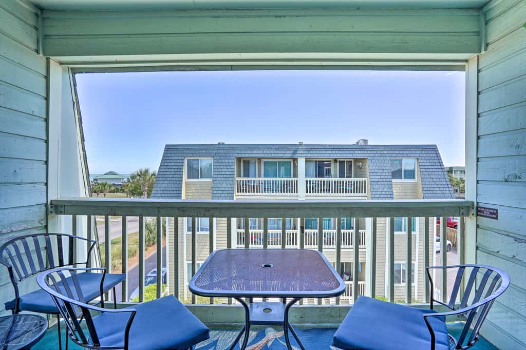 Walk to Beach! Isle of Palms Condo w/ Pool Access