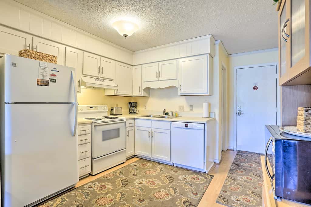 Walk to Beach! Isle of Palms Condo w/ Pool Access