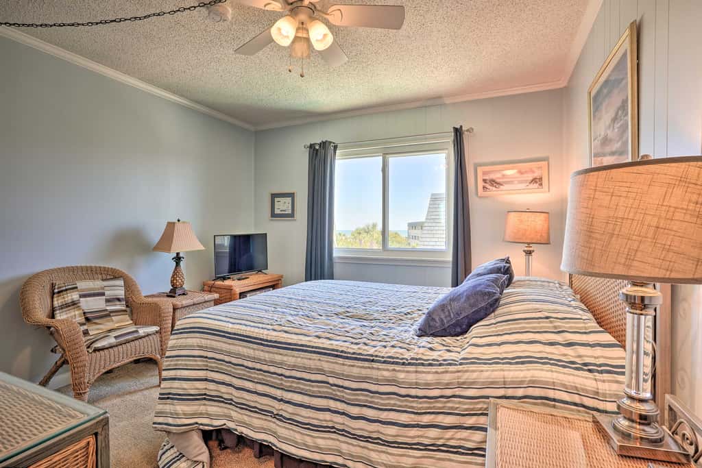 Walk to Beach! Isle of Palms Condo w/ Pool Access